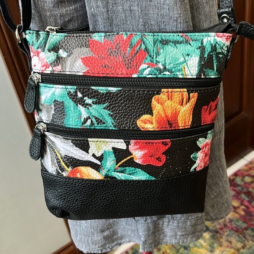 Shoulder/Crossbody bag   Pebbled leather black/multi floral   2 exterior pockets